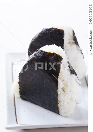 飯糰-用新鮮煮熟的米飯做成的美味飯糰 飯糰-用新鮮煮熟的米飯做成的美味飯糰 140313168
