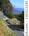 A sloping road through mandarin orange groves overlooking the sea 140313285