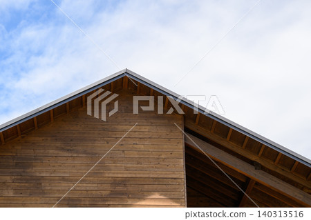 木造建築的屋頂和天空 木造建築的屋頂和天空 140313516