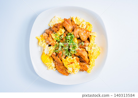 一張日式照燒雞肉和雞蛋翻炒的照片,醬汁甜鹹適中。 一張日式照燒雞肉和雞蛋翻炒的照片,醬汁甜鹹適中。 140313584
