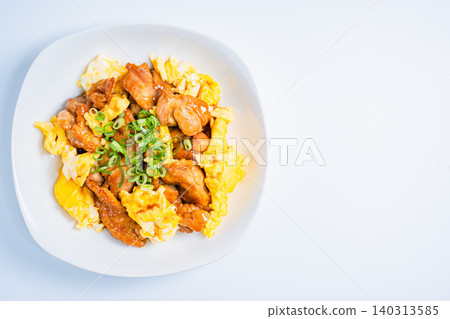 一張日式照燒雞肉和雞蛋翻炒的照片,醬汁甜鹹適中。 一張日式照燒雞肉和雞蛋翻炒的照片,醬汁甜鹹適中。 140313585