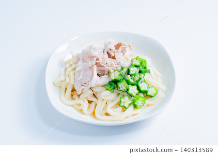Cold udon noodles with pork shabu-shabu and okra: A refreshing Japanese-style udon dish perfect for summer (photo). Cold udon noodles with pork shabu-shabu and okra: A refreshing Japanese-style udon dish perfect for summer (photo). 140313589