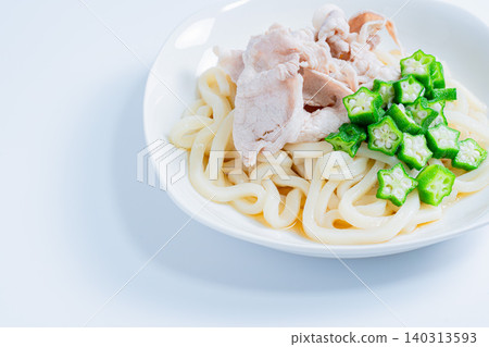 冷烏龍麵配豬肉涮涮鍋和秋葵:一道清爽的日式烏龍麵,非常適合夏天享用(圖)。 冷烏龍麵配豬肉涮涮鍋和秋葵:一道清爽的日式烏龍麵,非常適合夏天享用(圖)。 140313593