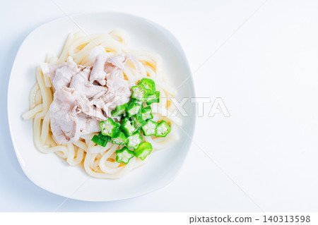 冷烏龍麵配豬肉涮涮鍋和秋葵：一道清爽的日式烏龍麵，非常適合夏天享用（圖）。 140313598