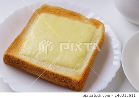 Melting cheese toast 140313611