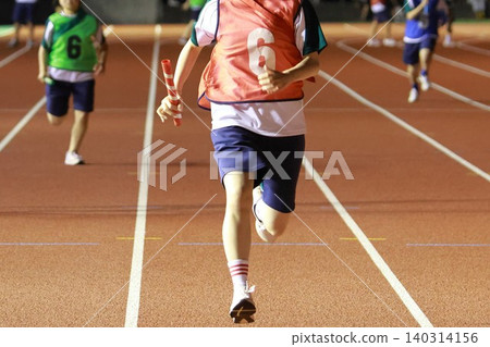 運動員,高中生們朝著他們的目標努力 運動員,高中生們朝著他們的目標努力 140314156
