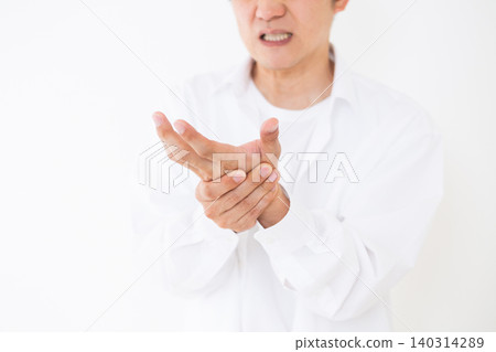 一位中年男子手部疼痛 一位中年男子手部疼痛 140314289
