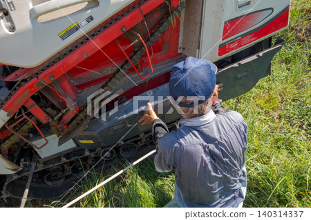 combine, combine harvester, rice harvesting 140314337