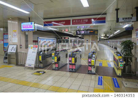 一列開往新宿的京王電鐵京王線7000系列特快列車在京王八王子站（東京都八王子市）等待出發。 140314353