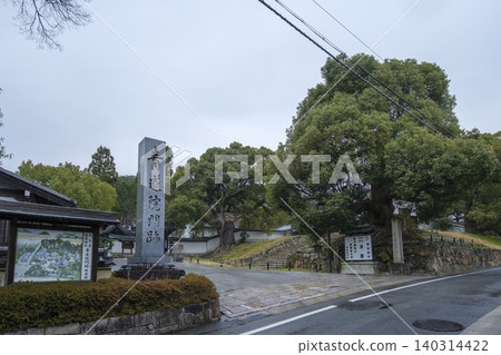 京都東山區青蓮院門跡：雨中景色如畫：京都府京都市東山區 140314422