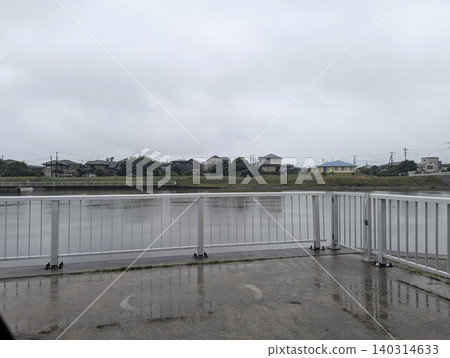 鄉村景色,河邊的欄桿,下雨天 鄉村景色,河邊的欄桿,下雨天 140314633