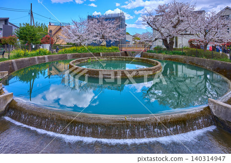 春天從神奈川縣川崎市久慈圓柱形供水設施(根形堀)向東眺望。 春天從神奈川縣川崎市久慈圓柱形供水設施(根形堀)向東眺望。 140314947
