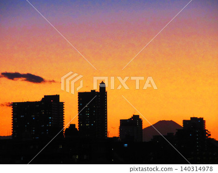 黃昏時分,緋紅的天空、建築物和富士山的輪廓構成了一幅美麗的風景。 黃昏時分,緋紅的天空、建築物和富士山的輪廓構成了一幅美麗的風景。 140314978