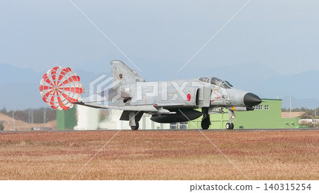 日本航空自衛隊F-4EJ Kai「鬼怪II」戰鬥機正在降落。 日本航空自衛隊F-4EJ Kai「鬼怪II」戰鬥機正在降落。 140315254