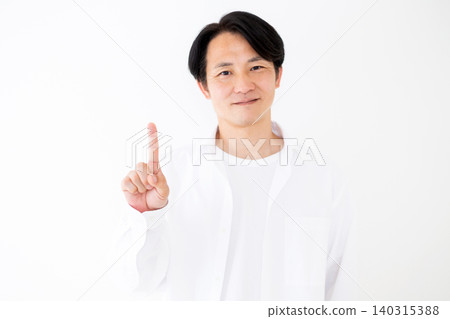 一位身穿白襯衫的中年男子舉起食指，背景為白色。 140315388
