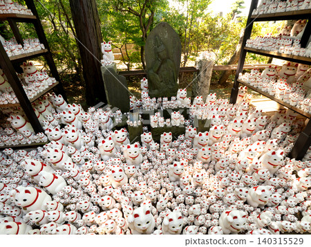 Maneki-neko (beckoning cat) statues lined up at Gotokuji Temple, Tokyo Maneki-neko (beckoning cat) statues lined up at Gotokuji Temple, Tokyo 140315529