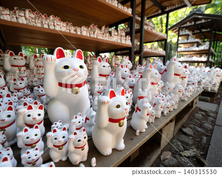 東京豪德寺前排列著招財貓雕像 東京豪德寺前排列著招財貓雕像 140315530