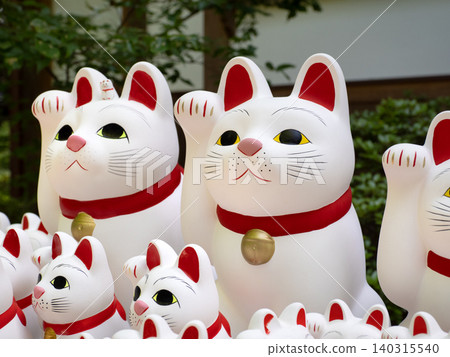 東京豪德寺前排列著招財貓雕像 東京豪德寺前排列著招財貓雕像 140315540