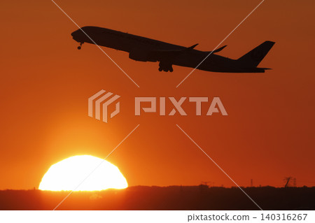 一架飛機在早晨的陽光下起飛 一架飛機在早晨的陽光下起飛 140316267
