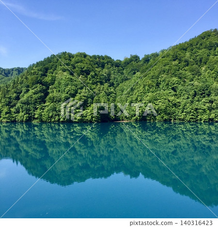 靜謐的水面如鏡－一生難得一遇的靜謐時刻：東北秋尾木湖的清晨。 140316423