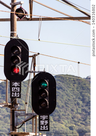 晴空萬裡下,列車發車號誌燈整齊排列:鐵路基礎設施和營運管理的特寫照片。 晴空萬裡下,列車發車號誌燈整齊排列:鐵路基礎設施和營運管理的特寫照片。 140316802