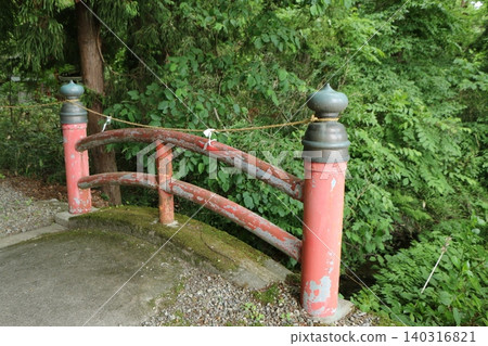 通往神社的小路上的一座橋 140316821