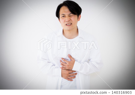 中年男子胃痛 中年男子胃痛 140316903