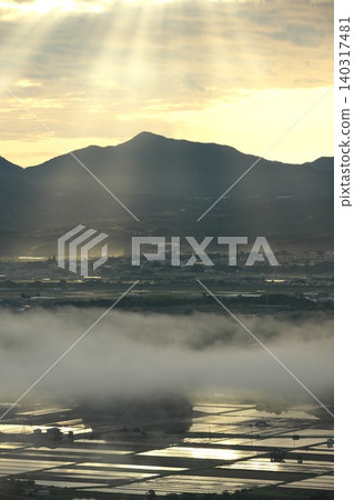 春天,鳥取縣米子市,群山環繞的住宅區,周圍是稻田。 春天,鳥取縣米子市,群山環繞的住宅區,周圍是稻田。 140317481