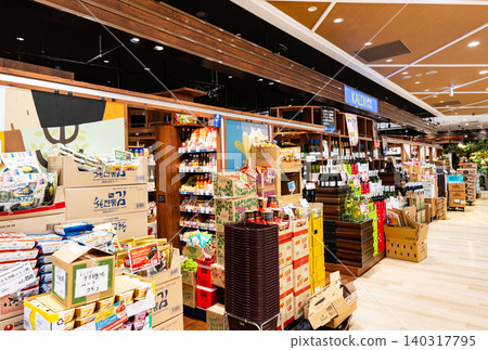 Shopping at Kaldi Coffee Farm Carrot St. SANCHA store in Taishido, Setagaya-ku, Tokyo 140317795