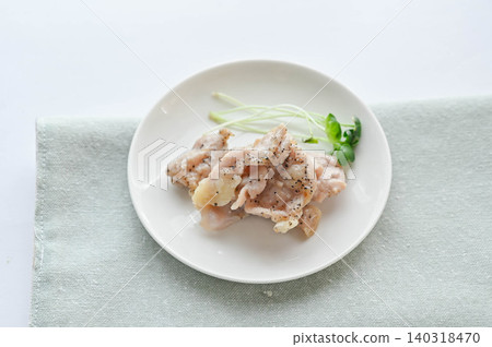 鹹汁炒雞胸肉，盛於白盤中。 140318470