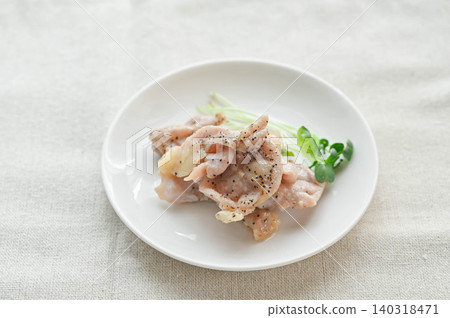 鹹汁炒雞胸肉，盛於白盤中。 140318471