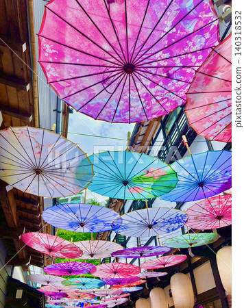 A vibrant umbrella sky adorns the retro streets of Otaru. 140318532