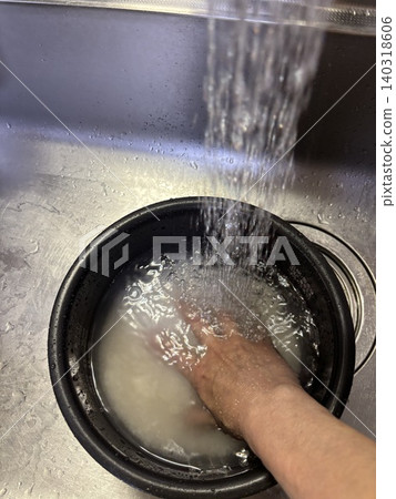 淘米並準備餐點。 140318606