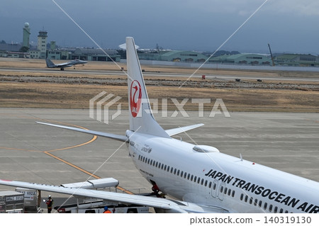 一名飛行員正在送行飛機 一名飛行員正在送行飛機 140319130