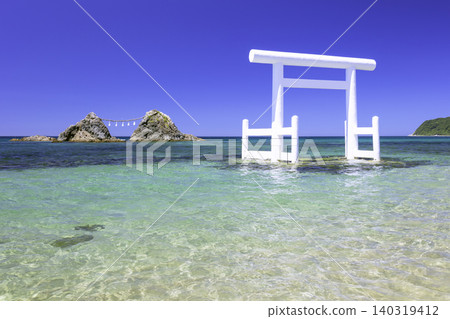 Beautiful transparent sea of Futamigaura, white torii gate and Meoto Iwa (Itoshima City, Fukuoka Prefecture) Beautiful transparent sea of Futamigaura, white torii gate and Meoto Iwa (Itoshima City, Fukuoka Prefecture) 140319412
