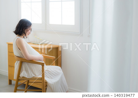孕婦在房間放鬆 孕婦在房間放鬆 140319477