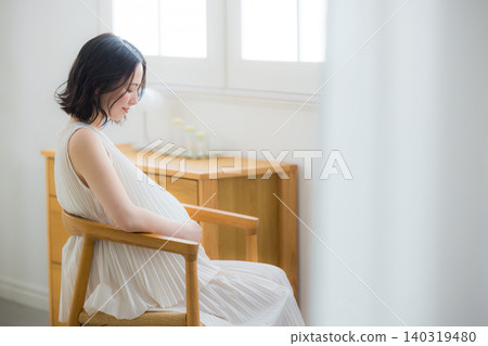 孕婦在房間放鬆 孕婦在房間放鬆 140319480