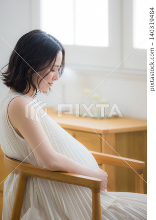 孕婦在房間放鬆 孕婦在房間放鬆 140319484