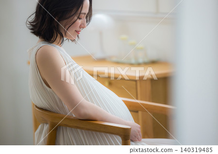 孕婦在房間放鬆 孕婦在房間放鬆 140319485