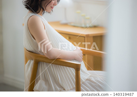 孕婦在房間放鬆 孕婦在房間放鬆 140319487