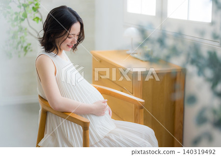 孕婦在房間放鬆 140319492