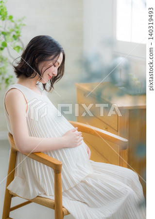 孕婦在房間放鬆 孕婦在房間放鬆 140319493