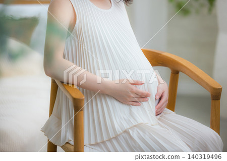 孕婦在房間放鬆 140319496