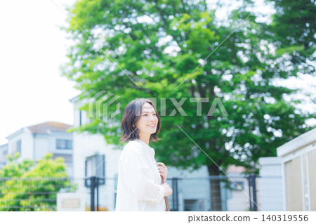 走在新綠色的婦女 140319556