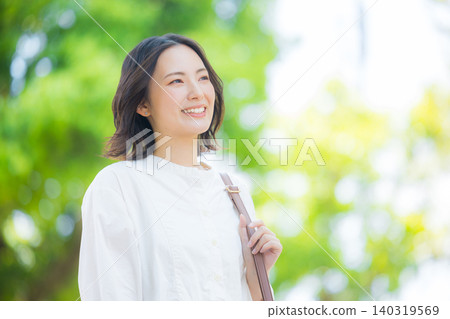 走在新綠色的婦女 走在新綠色的婦女 140319569