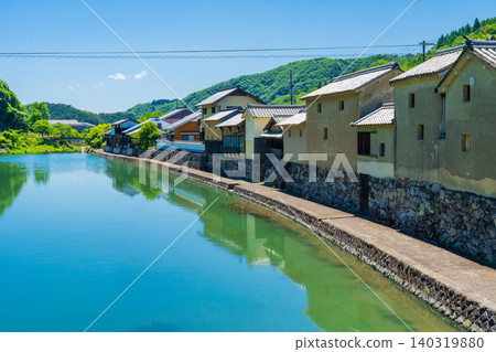 A riverside scene in Hirafuku-juku, Sayo-cho, Hyogo Prefecture, in early summer. 140319880