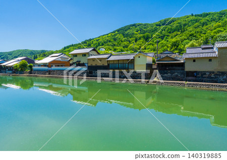 初夏的兵庫縣佐用町平福宿河邊景色。 初夏的兵庫縣佐用町平福宿河邊景色。 140319885