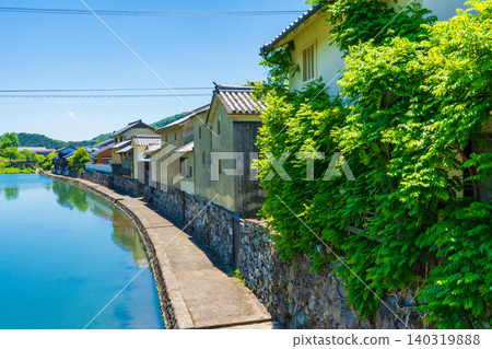 初夏的兵庫縣佐用町平福宿河邊景色。 初夏的兵庫縣佐用町平福宿河邊景色。 140319888
