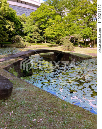 從小石川後樂園的睡蓮池和石橋上看到的東京巨蛋(東京)。 從小石川後樂園的睡蓮池和石橋上看到的東京巨蛋(東京)。 140321322
