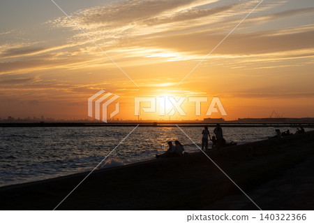 Setting sun 140322366